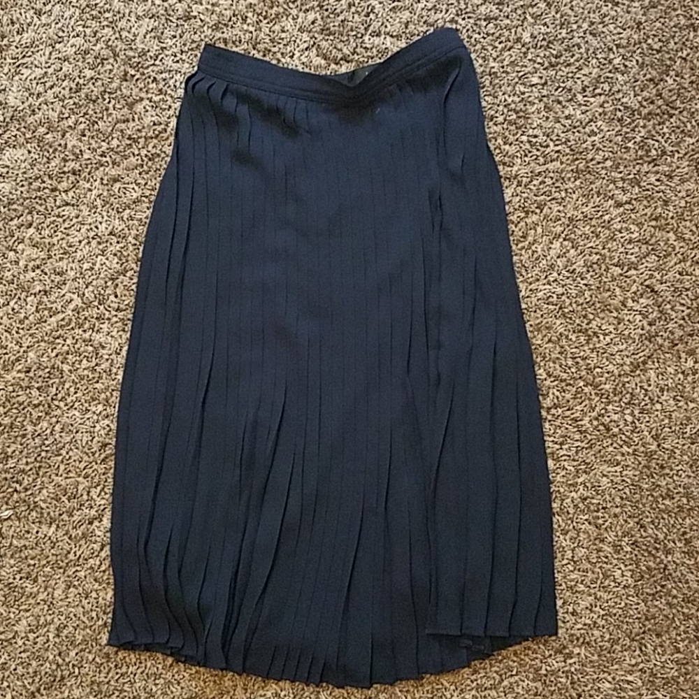 Mid length pleated skirt